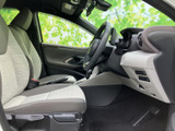 前席は明るい色合いのシートと落ち着いた内装の組み合わせで、運転席まわりの見通しも良好です。座面や背もたれに自然に身体を預けられ、乗り降りの際にも車内の清潔感が伝わる空間です。