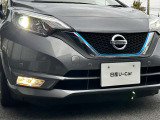 配光特性に優れ路肩まで明るく照らすLEDライトを採用、対向車への眩惑を防ぐマニュアルレベライザーも完備!