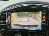 後方の映像にガイドラインが表示され、駐車時に車両と周囲の位置関係を確認する目安になります。目視で周囲の安全を確かめながら、後退時の確認にお役立てください。