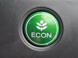 ワンタッチで省燃費走行をサポートするECONスイッチを装備。