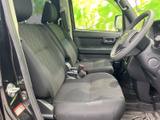 ゆとりを感じる前席まわりで、運転席と助手席の座面が並びます。窓からの視界も広く、落ち着いた色合いのシートとすっきりした足元で、乗り降りの際も快適です。