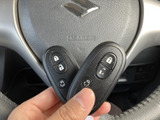ボタンを備えたキーが付属し、施錠や解錠などの操作を手元で行えます。車内に乗り込む前から使える便利な装備で、日々の乗り降りをサポートします。