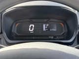 デジタル表示で速度や燃料残量などをひと目で把握でき、必要な情報を運転中にも確認しやすい構成です。表示がまとまっているため、日常の走行前後の確認にも役立ちます。