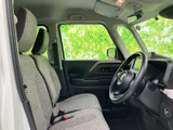 明るい色味のシートと大きな窓で、運転席まわりに開放感があります。座面や背もたれの形状も確認しやすく、乗り降りの際にも車内の様子を把握しやすい空間です。