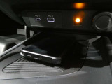 スマホを置くだけで充電してくる置くだけ充電機能が付いております。