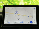 地図上に現在地や周辺道路が表示され、画面上で位置関係を確認しやすい仕様です。縮尺変更などの操作項目も見やすく配置されており、目的地までの道順を確認する際に役立ちます。