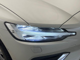 【LEDヘッドライト】悪天候や夜間走行時も良好な視界を確保し、安心して運転できる高輝度LEDヘッドライト!北欧神話に登場する「トールハンマー」をモチーフにした、一目でボルボとわかるデザインです。