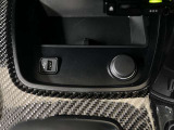スマホやiPodを直接カーオーディオに接続できるAUX・USB端子や、携帯の充電などに便利なUSBポート(USB Type-C)を装備!車内にあると便利なアイテムのひとつですね