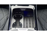 【ワイヤレスチャージング】センターコンソール前方の小物入れに、Qi規格対応のスマートフォンを置いておくだけで充電が可能。移動中に手軽に充電できます。