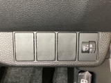 ハンドルの右側にはヘットライトリベライザー用のスイッチがついています。ヘッドライトリベライザーは道路状況や積荷の加重に応じてライトの高さを調節できます。