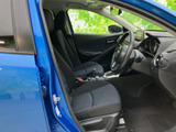 運転席と助手席に乗り込むと、前方を見渡しやすい視界と、落ち着いた色合いのシートが迎えてくれます。足元にも空間があり、毎日の通勤や買い物でもゆったり過ごしやすい前席です。