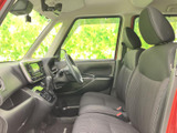 前席から前方や左右の窓を見渡しやすく、開放感のある運転席まわりです。落ち着いた色合いのシートとすっきりした室内で、乗り込んだときも親しみやすく、日々の移動に使いやすい空間です。
