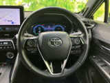 手元に複数のスイッチがまとまり、運転姿勢を保ちながら各種操作を行いやすい設計です。メーターや前方に視線を向けたまま手元を確認しやすく、日々の運転を便利にサポートします。