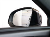 ドアミラーの鏡にはLEDが組み込まれており、車両両脇の後方から車両が接近した際には点滅して知らせることが可能です
