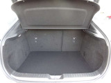 目隠しとなるトノカバーを備えた安心の荷室空間。外から荷物が見えないためプライバシーや防犯面でも安心です。6:4分割可倒式シートを採用し、荷物の大きさや乗員に合わせて柔軟にアレンジできます。