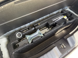 荷室下には、工具やパンク修理キットが収納されています。