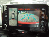 パノラミックビューモニター付きです。車両を上から見たような映像をディスプレイオーディオ画面に表示。運転席からの目視だけでは見にくい、車両周辺の状況をリアルタイムでしっかり確認できます。