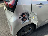 車を降りてさっと充電できるよう、車両右側に充電ポート設計。
