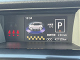 車両情報やシフト位置、外気温などをひと目で確認できる表示部です。運転に必要な情報がまとまっており、乗車時の確認をスムーズに行えます。視認しやすい配置も魅力です。