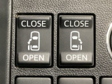 【両側パワースライドドア】両側がパワースライドドアになっており、運転席のスイッチやスマートキーでも開閉が可能です!開口部も広いので乗り降りも楽々♪