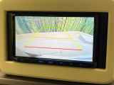 【バックカメラ】駐車時に後方がリアルタイム映像で確認できます。大型商業施設や立体駐車場での駐車時や、夜間のバック時に大活躍!運転スキルに関わらず、今や必須となった装備のひとつです!