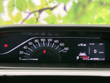 速度やシフト位置、燃料残量などの情報がまとまり、運転に必要な表示を確認しやすい配置です。視線を大きく動かさずに状況を把握しやすく、日々の運転をサポートしてくれます。