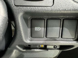 オートマチックハイビームとは、先行車や対向車のライトを認識し、ハイビームとロービームを自動で切り替える機能です。夜道の視界を確保します。詳細は販売店スタッフまでおたずねください。