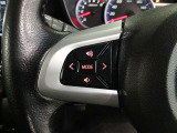 ステアリングには運転中でも簡単に操作できる各種スイッチついてます