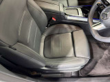 メルセデスのシートは、少し硬めに出来ておりますので、長時間の運転でも疲れにくく、安全にドライビングをお楽しみ頂けます