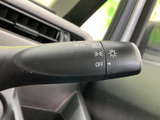 レバーには各種のマークが見やすく表示され、必要な操作を確認しやすい作りです。運転席から手を伸ばしやすい位置にあり、日常の運転時にも扱いやすさに配慮されています。