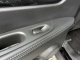 パワーウィンドウのスイッチですよ。運転席に居ながら窓を開け閉めのコントロールできます。