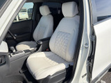 明るいシートと立体的なキルティング調の仕立てが、車内にやわらかな印象を添えます。運転席まわりの見通しもよく、前席で落ち着いて過ごしたい方におすすめです。