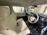 運転席は大きな座面と包み込むような背もたれが身体全体を支えます。上質なシートを採用し長時間の運転やコーナーの多い道も快適です。座ったときの頭上スペースも余裕たっぷりでロングドライブも楽チンです♪