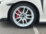 アルミホイールを装着。隙間から除くBrembo社製モノブロックアルミ対向4ポットキャリパーも印象的です