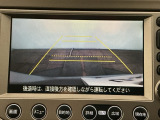 【バックカメラ】運転が苦手な方も車庫入れラクラクです!ギアをリバースに入れれば自動的に切り換わりますので、面倒な操作は不要です♪狭い駐車場もお車を傷つけず安心ですね!