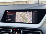 【純正ナビゲーション】BMWのナビゲーションは操作性も良く、詳細な地図情報と交通状況を見やすく表示し、快適なドライビングをサポートしながら目的地までナビゲートします。