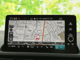 地図上に周辺の道路や地名が表示され、現在地を確認しながら目的地までの道順を把握できます。画面下部にはナビ関連のメニューも並び、必要な案内を画面上で確認しやすい仕様です。