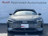 シングルフレームグリルはAudiの象徴的なデザイン要素であり、一目でAudiとわかるスタイル、大きくて迫力のある形状が車のスポーティな印象を強調しており、魅力的なデザインとなっています。