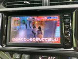 テレビ番組を楽しめる画面を備えており、停車中の待ち時間に映像を視聴したい場面で便利です。お出かけ先での休憩時間などにもご活用いただけます。