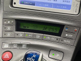 【オートエアコン】一度お好みの温度に設定すれば、車内の温度を検知し風量や温度を自動で調整。暑い&hellip;寒い&hellip;と何度もスイッチ操作をする必要はありません。快適な車内空間には必須の機能ですね♪
