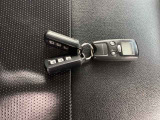 お持ちいただくだけでドアロックの開け閉めからエンジン始動までできちゃう賢く便利なスマートキーを装備!もうバッグやポケットからキーを出さなくても大丈夫ですよ