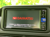 画面と本体側のボタンで、ナビやオーディオの各種操作を行える構成です。表示内容を確認しながら使えるため、日常のお出かけでも目的に合わせて活用いただけます。