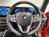BMWのステアリングはドライバーと車体が一体感に感じれるような操作性を実現しております。また、握りやすさや操作性を向上するためにスイッチ類も配置されております。
