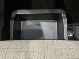 助手席の下にはトレーが付いていますので外部からも見られたくないものも収納出来ます。
