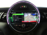 8.8インチ純正タッチパネルHDDナビ。バックカメラの映像は鮮明です。後方の障害物センサーは音と画面上のグラフィックで確認できます。