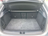 ゆったりとしたトランクルームでございます。たくさんのお荷物の車載が可能でございます。