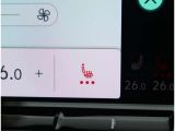 【シートヒーター】 冬の寒い朝に活躍するシートヒーターを装備。エアコンよりも早く、座面と背中を内蔵ヒーターで温めてくれるのでとてもうれしい装備です。