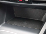 【スマートフォンワイヤレス充電】 車の中でもスマートフォンを置くだけ充電。(※非接触充電に対応したスマートフォンに限ります)