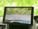 後方の映像を画面で確認できるため、駐車時や車庫入れの際に周囲の状況を把握する手助けになります。画面上の案内も見やすく、日常の駐車をサポートしてくれます。