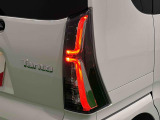 カスタム専用クリスタルLEDリヤコンビネーションランプ(LEDストップランプ)で省電力・長寿命化を実現。